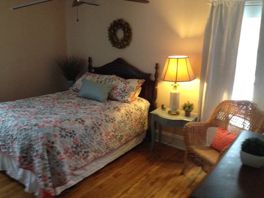 Cute country decor and a double bed