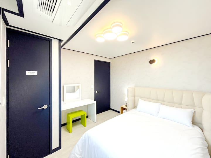 Este es un dormitorio.
Una cama✔️ tamaño queen.
Espacio ✔️cálido
con✔️ tocador con tocador