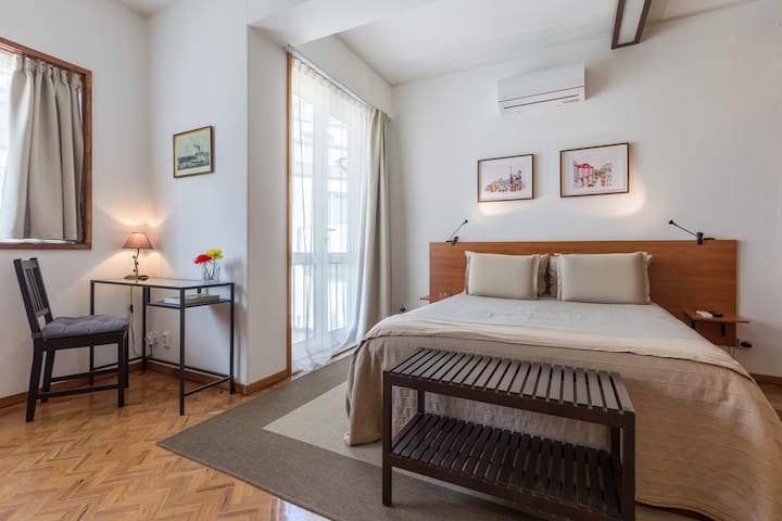 1 Oporto City Center – sleeps 6, 4 beds