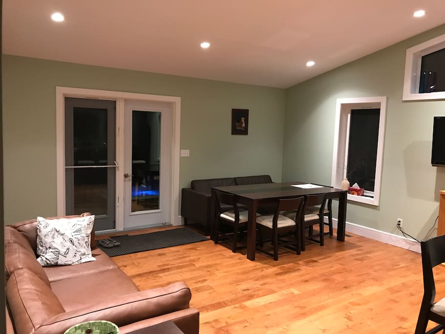 Living room/dining area
