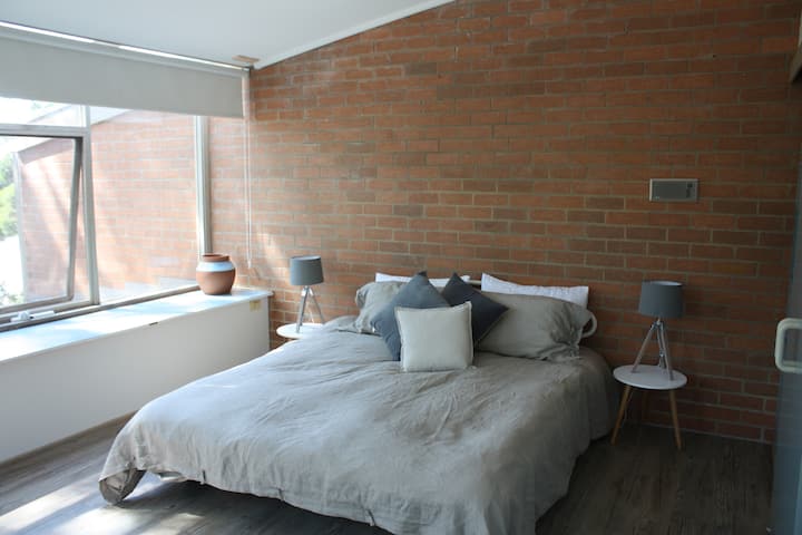 Dormitorio principal con cama tamaño king