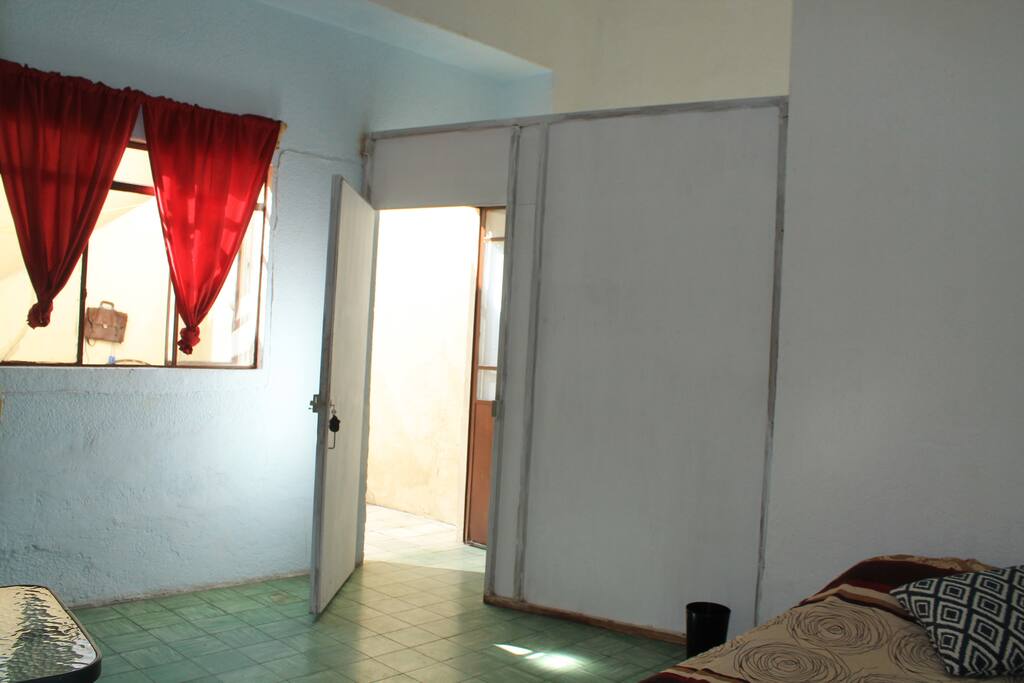 La habitación es amplia y sencilla.