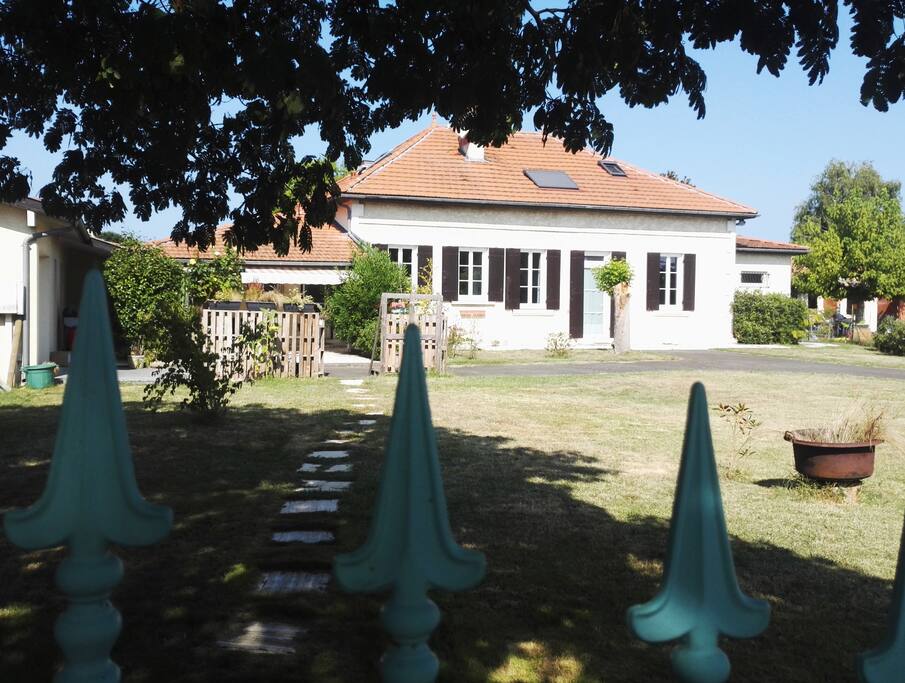 La chambre se trouve dans l'aile gauche de la maison, totalement indépendante.