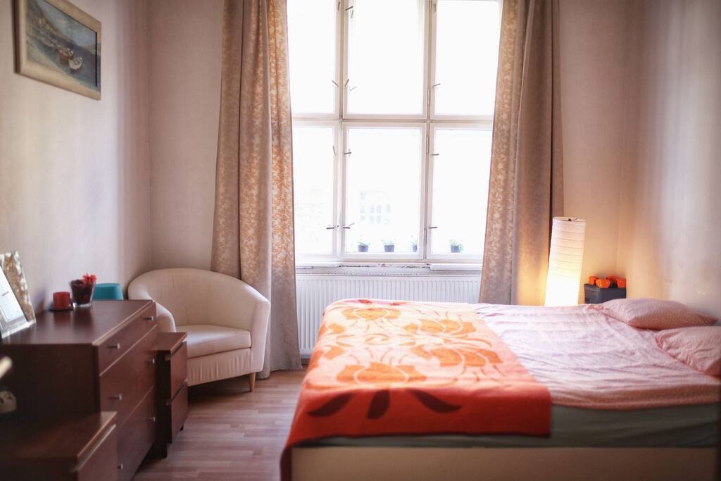 Airy comfortable room with big window. Towels provided.