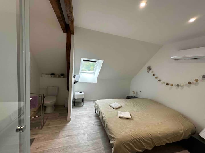 ห้องนอนพร้อมเตียงคู่และห้องน้ำ 