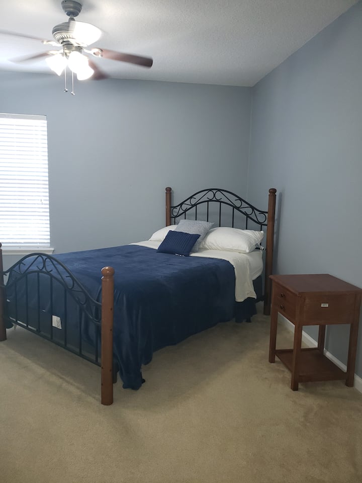 ห้องนอนเดี่ยวห้องแรกพร้อมเตียงเต็มรูปแบบ