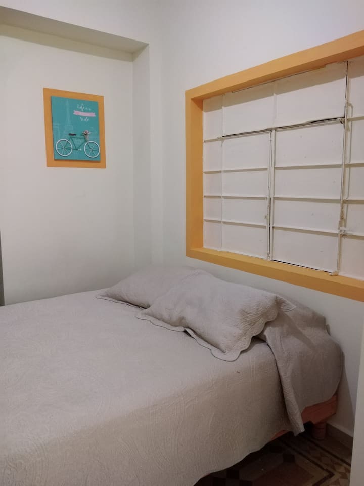 Spálňa 
Manželská posteľ, skriňa a televízor 