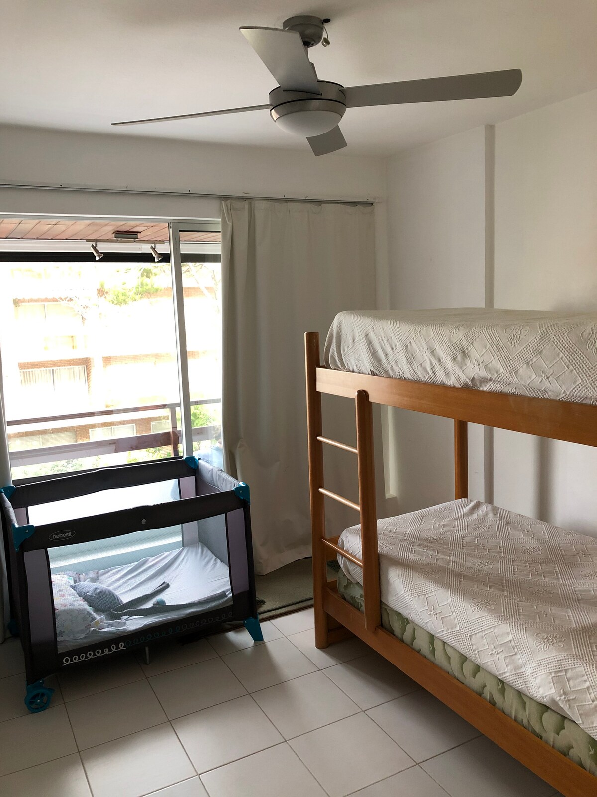 Საძინებლის ორსართულიანი საწოლი. ჩვილის საწოლი არასავალდებულოა