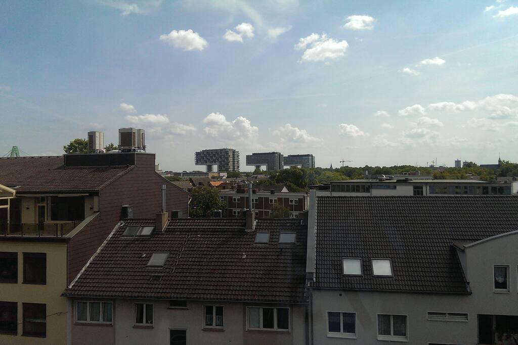 Ausblick durch die große Fensterfront im Wohnzimmer