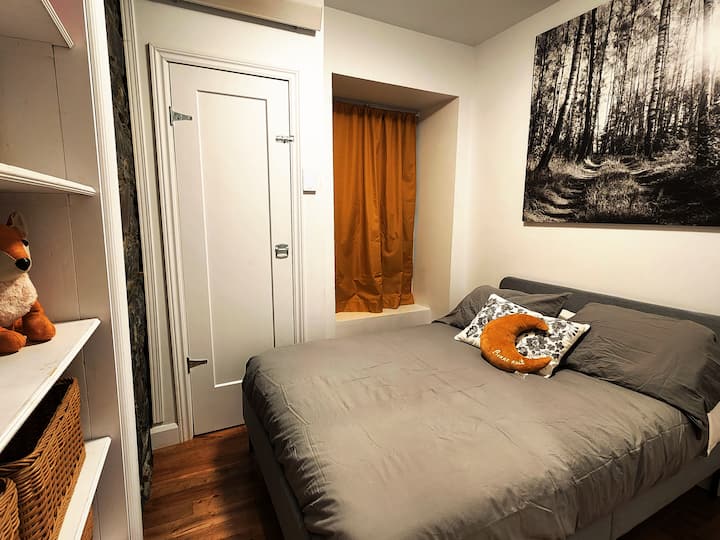 Mala spavaća soba s bračnim krevetom