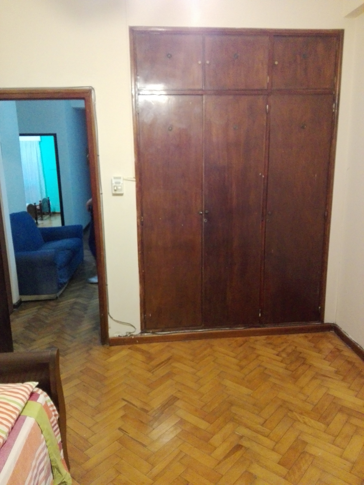 ตู้เสื้อผ้าในห้องนอนพื้นหลังคุณจะเห็นห้องนั่งเล่น - ห้องรับประทานอาหารและห้องนอนอื่น