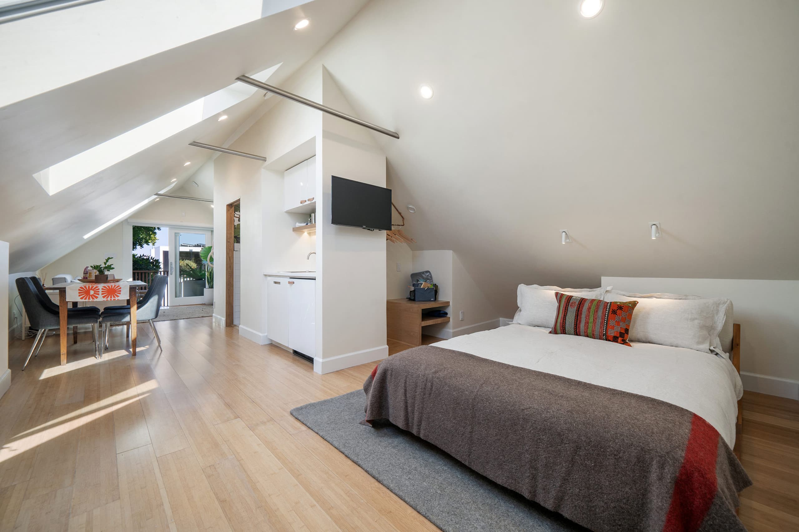 Home in San Francisco · ★4.95 · 1 bedroom · 2 beds · 1 bath - Image 14