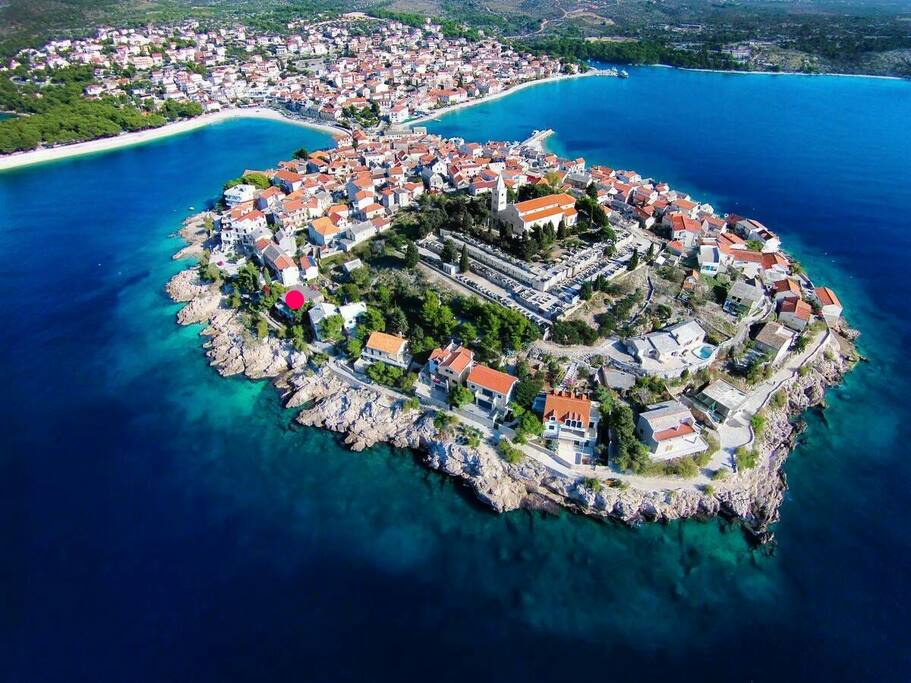 Kuca je oznacena crvenom tockicom
The house is marked of red dott.