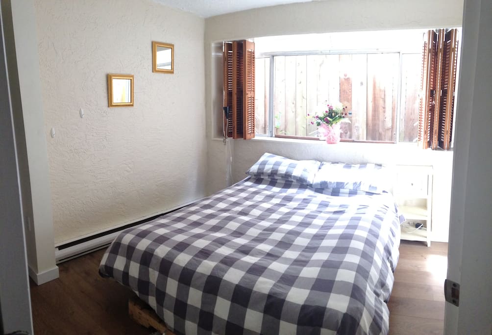 Bedroom 1 (Queen)