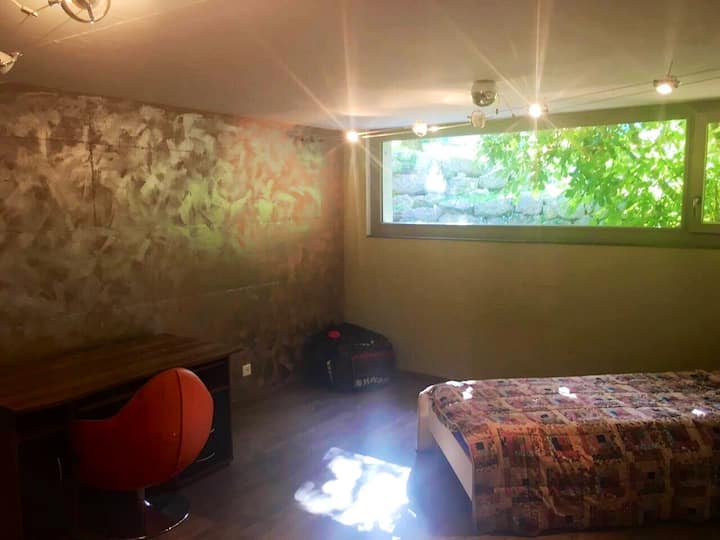 Chambre "junes "/ غرفة رقم 2 بسرير (140 × 200) وسرير (90 × 200).