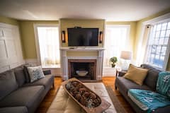Historic+1+Bed%2FIn+Town%2FBest+Location%2FHot+tub%2Fdeck