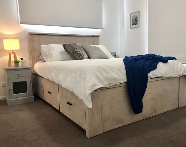 Modern Coastal retreat - Private room with ensuite