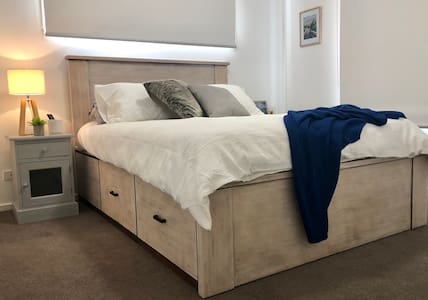 Modern Coastal retreat - Private room with ensuite