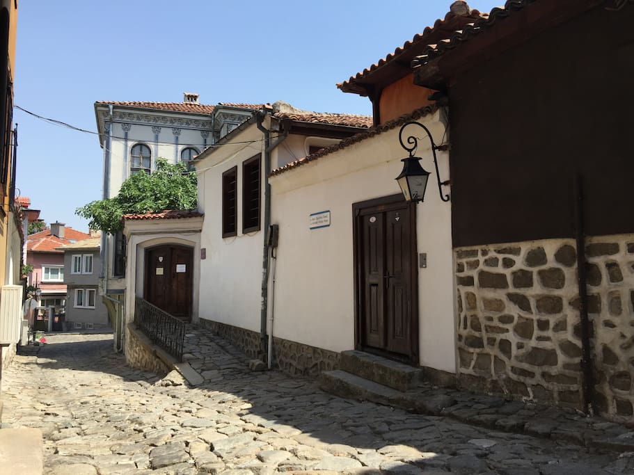 Ancient paved roads... iconic houses... it's all here.