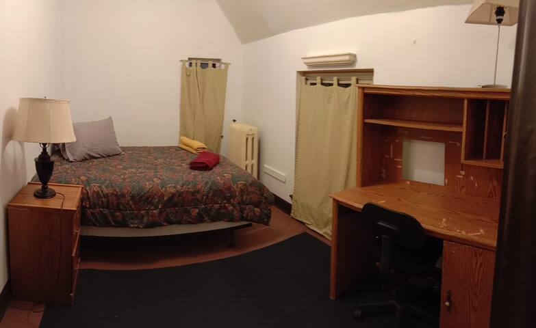 Walk 5 min to Main or State St on Central Campus 4