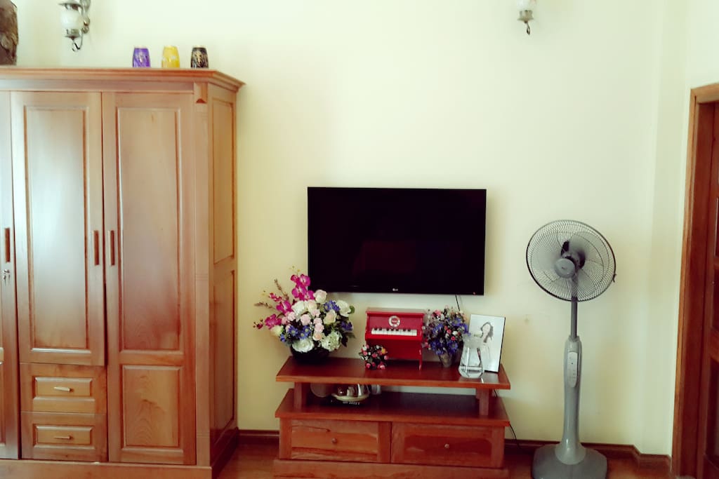 Cable TV, big working table with comfortable office arm-chair, a printer and big windows.
Bàn ghế đầy đủ. Cửa sổ lớn