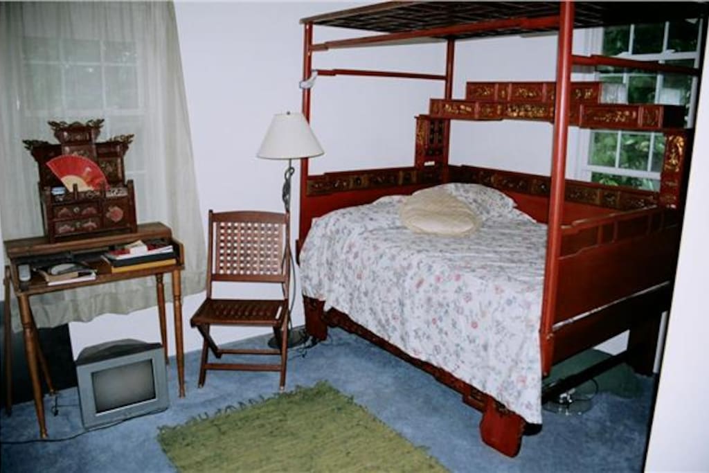 A bedroom with Queen size Chinese bad