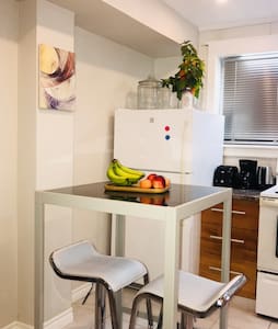 Spacious & bright guest suite, great location