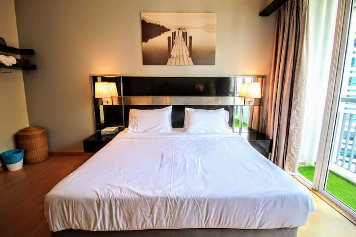 غرفة نوم بسرير مريح بحجم كبير