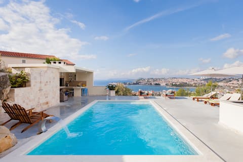 Incredible Views from a Poolside Oasis