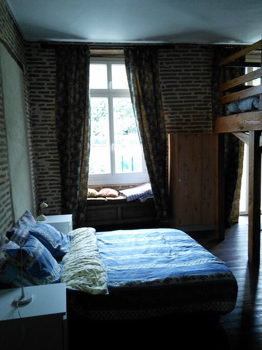 chambre avec vue sur coteau donnant sur terrasse