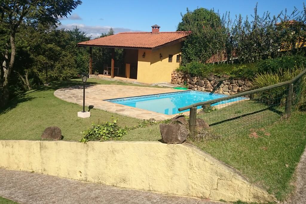 Área externa - Churrasqueira e piscina.