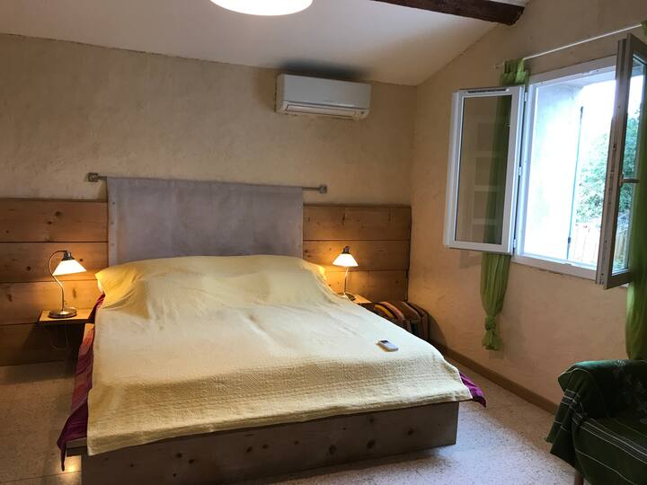 Habitación en la planta superior con cama kingsize de 180 cm x 200 cm
