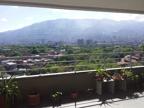 Beautiful, bright, clean room en Carlos E.