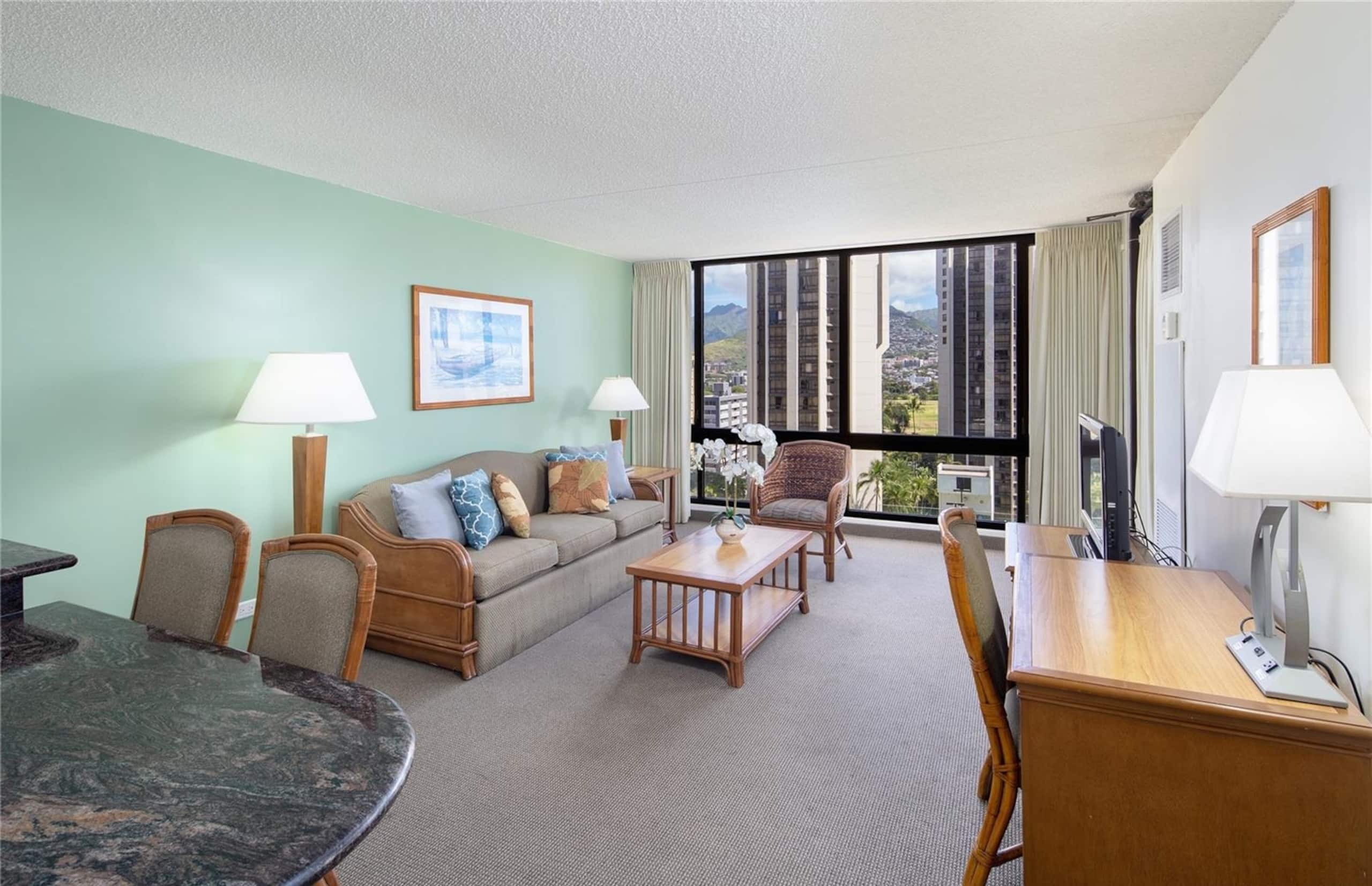 Condo in Honolulu · ★4.53 · 1 bedroom · 3 beds · 1 shared bath - Image 2