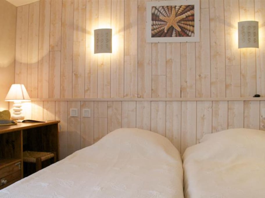 Chambre avec lit 160cm ou 2 lits de 80cm, penderie et bureau