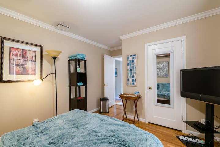 *Modern, Private Bedroom, Open to Garden (BlueRm)