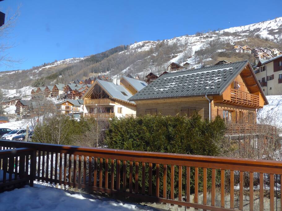 La vue de la terrasse, avec le front de neige sur la gauche