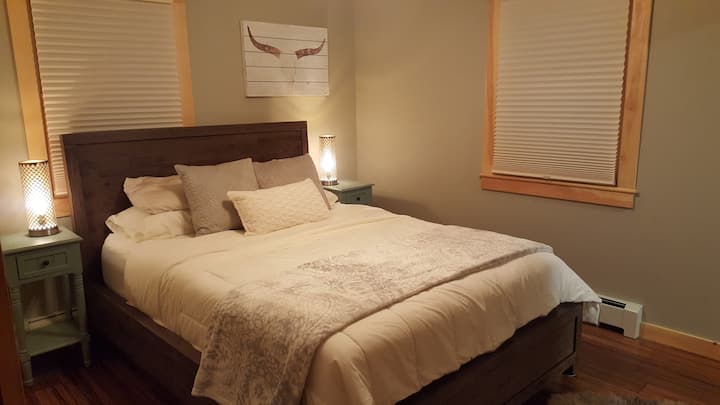 Dormitorio principal con cama tamaño Queen y baño privado