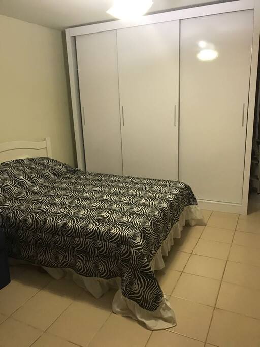 Quarto com 1 cama de casal,um sofá cama casal e uma colchão ortobom casal