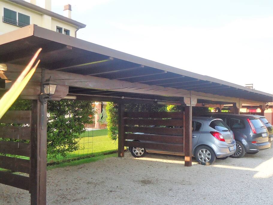 Il parcheggio per automobili e biciclette