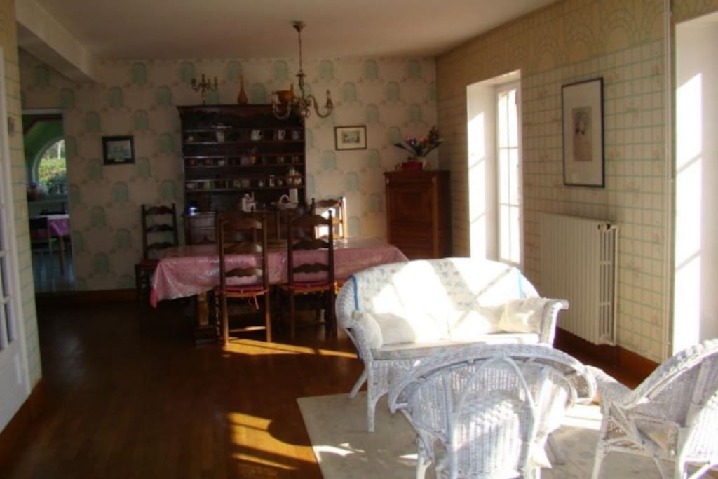 pièce à vivre, salle à manger avec porte fenêtre donnant sur la terrasse
