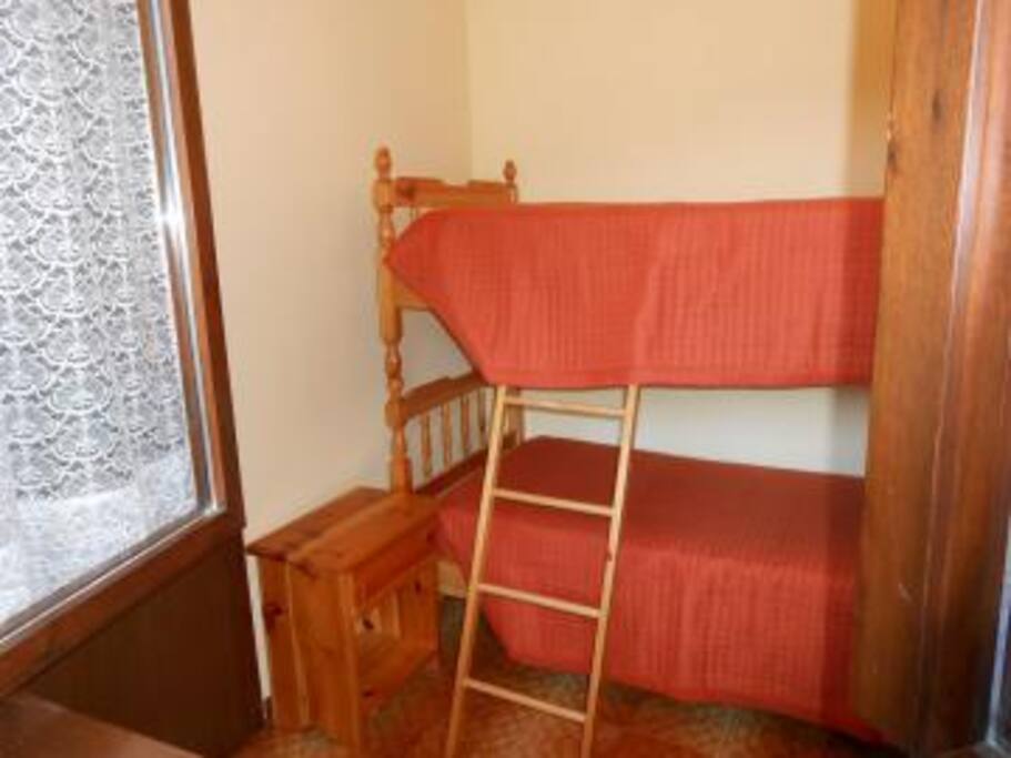 Cameretta con letto a castello