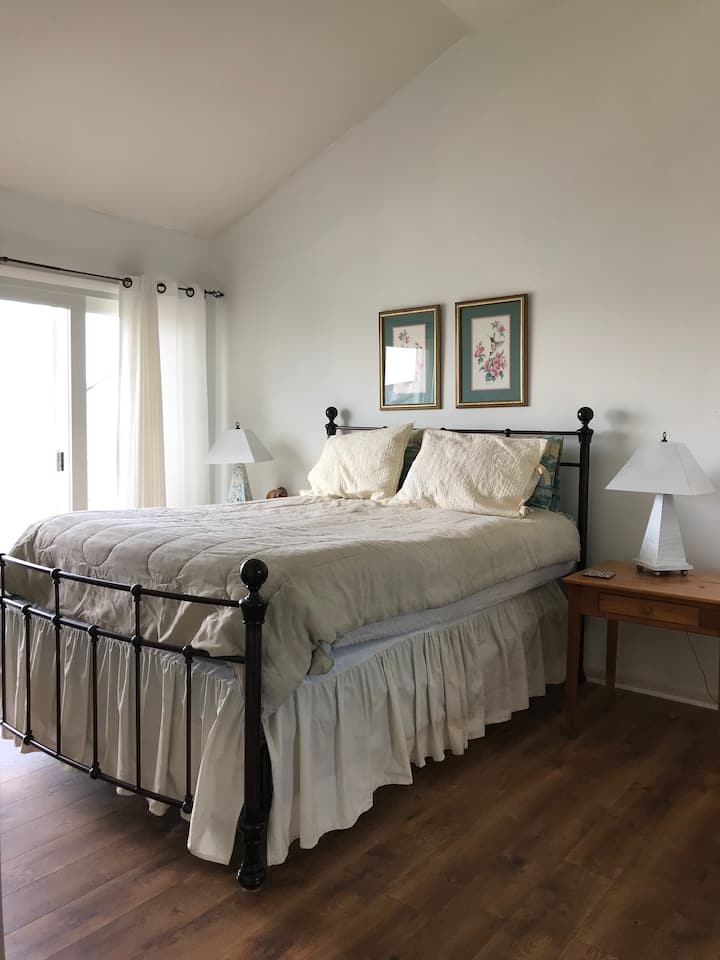 Ghorofa ya tatu bwana chumba cha kulala w/ staha, maoni ya maji na chumbani kutembea