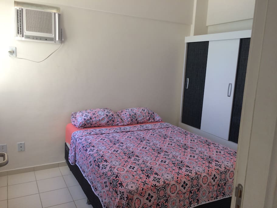 Quarto com linda vista para o mar e super ventilado, ar condicionado e armário com roupas de cama e banho