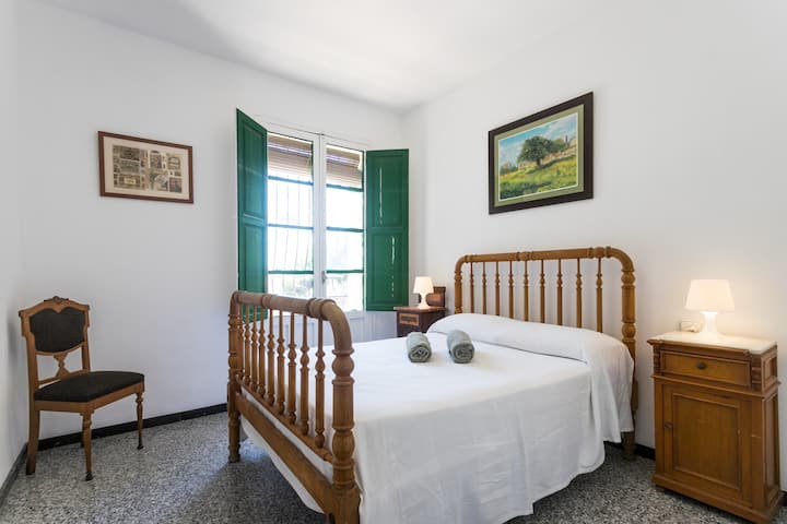 Ოთახი მდებარეობს მე-2 სართულზე. 1.35 საწოლი Ფართო ფანჯრები ამ ოთახს განსაკუთრებული განათებით ავსებს.