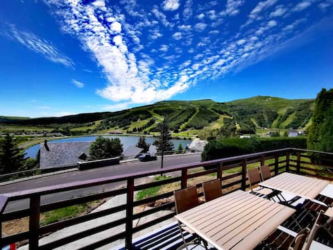 Family chalet "Les Loutres" with views of the slopes and lake