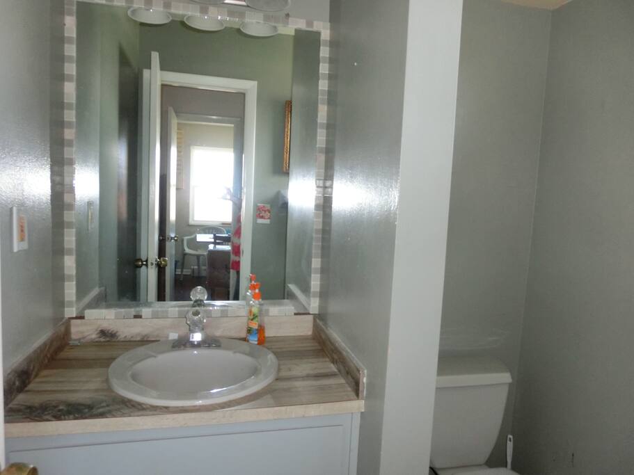 upstairs 1/2 bath
