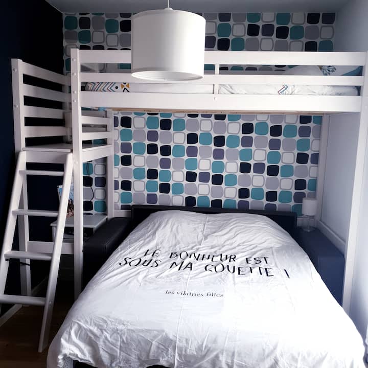 必要に応じて二段ベッドとソファベッドを備えたベッドルーム3