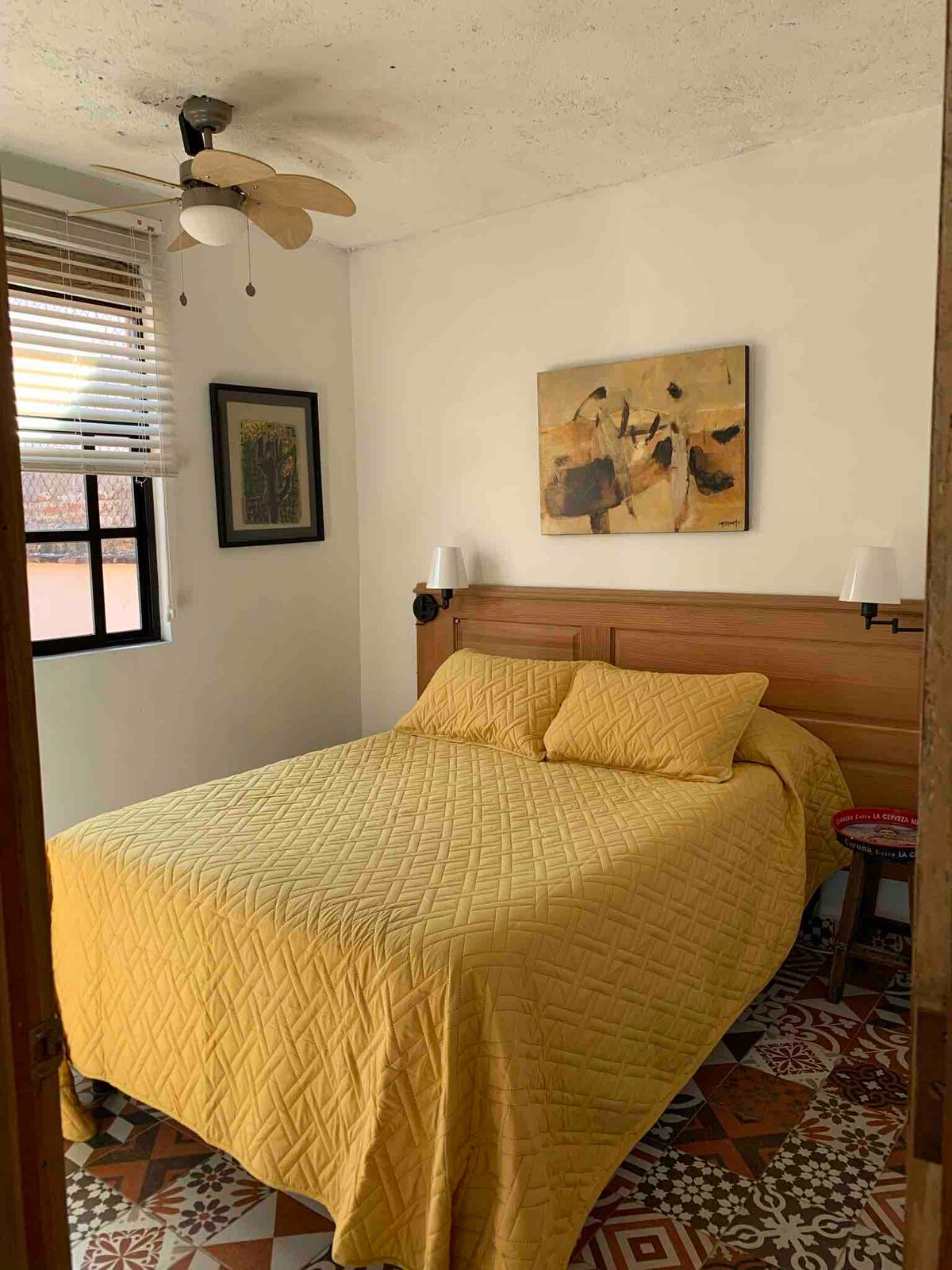 Vizitorët tanë thonë se dysheku është shumë i rehatshëm, ka gjithashtu një ventilator tavani për ditët më të nxehta dhe një dritare për jashtë.