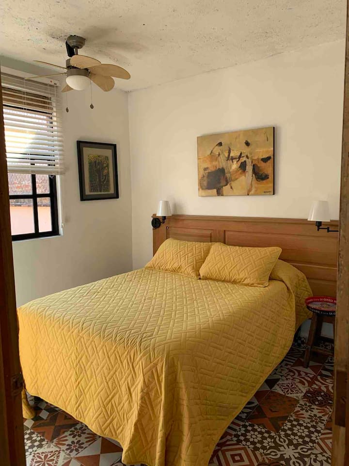 Dicen nuestros huéspedes que el colchón es muy confortable, además hay un ventilador de techo para los días más calurosos y una ventana al exterior.